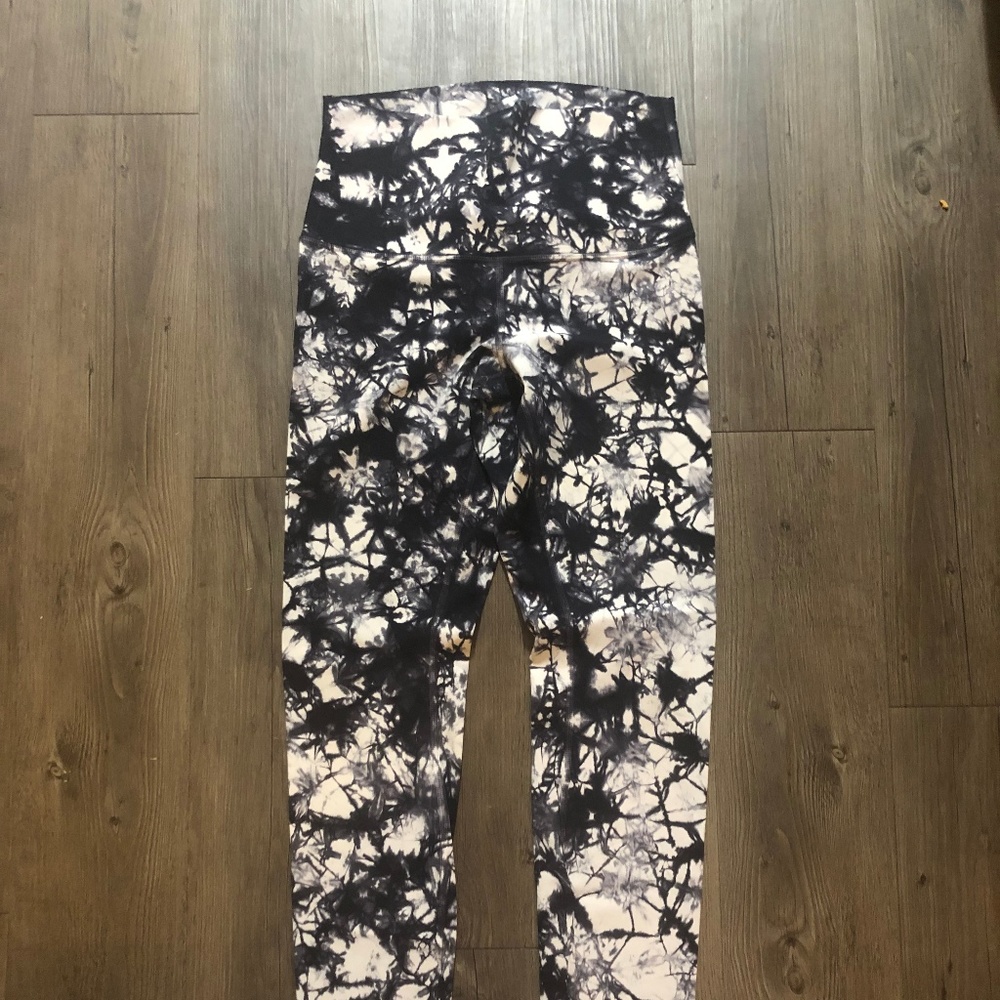 Lululemon - Shibori Luxtreme Wunder Under - Size 8